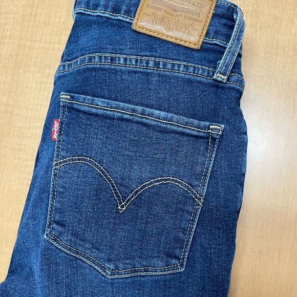 Womens Levis - Picture 2 of 2